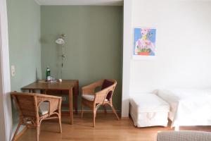 1 dormitorio con mesa, sillas y 1 cama en Bed & Breakfast Freiberg, en Freiberg