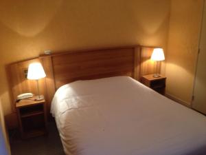 Postel nebo postele na pokoji v ubytování Hotel De L'Abbaye