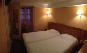 Postel nebo postele na pokoji v ubytování Hotel De L'Abbaye