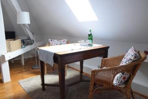 Una mesa y una silla con una botella. en Bed & Breakfast Freiberg, en Freiberg