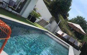 una piscina frente a una casa en Twenty Rent en Cagnes-sur-Mer