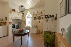 eine Küche mit einem Tisch in der Mitte eines Zimmers in der Unterkunft Dona Amélia in Abrantes
