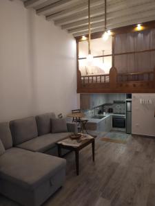 una sala de estar con un sofá y una mesa en Melikarou houses, en Skiros 31 fotos más