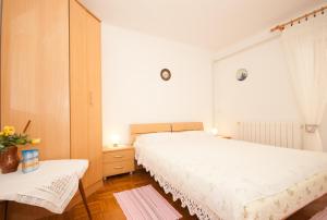 Een bed of bedden in een kamer bij Apartments Katarina