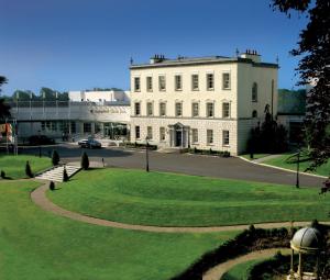 duży biały budynek z trawnikiem przed nim w obiekcie Dunboyne Castle Hotel & Spa w mieście Dunboyne