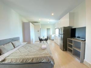 1 dormitorio con 1 cama grande y comedor en The Hill Residence en Sihanoukville