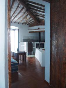 Habitación grande con cocina y sala de estar. en Casas de la Judería, judería nueva, en Cáceres
