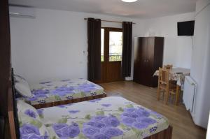 En eller flere senge i et værelse på Casa Sarofin