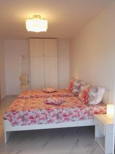 Ένα ή περισσότερα κρεβάτια σε δωμάτιο στο Bouganville apartment Stegna