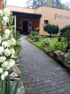 un passaggio pedonale in mattoni di fronte a un edificio di Penzion Vysehrad a Cesky Krumlov