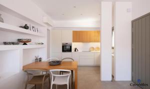 A kitchen or kitchenette at Cavo Milos