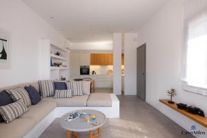 阿達瑪斯的住宿－Cavo Milos，客厅配有沙发和桌子