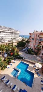 an overhead view of a swimming pool with chairs and a hotel at Palmen Apart Hotel in Alanya