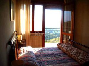 um quarto com uma cama em frente a uma janela em Alla Torre Antica em Ruttàrs