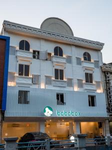 un edificio con un cartel en la parte delantera en Bobopod Pancoran, Jakarta, en Yakarta