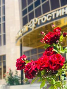 un montón de rosas rojas delante de un hospital en Golden Palace en Aktau