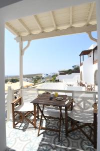 eine Terrasse mit Tisch und Stühlen auf einem Balkon in der Unterkunft Hotel Castillio in Maltezana