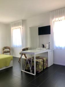 TV a/nebo společenská místnost v ubytování Sunrise Rooms