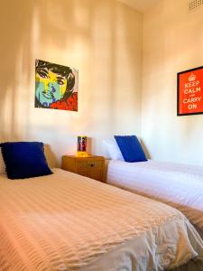 1 dormitorio con 2 camas y un cuadro en la pared en The Coorow Hotel, en Coorow