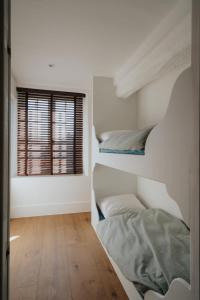 Un pat sau paturi într-o cameră la Amitié