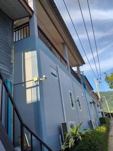 vistas laterales a una casa con puerta en Tamarind Twin Resort, en Ko Lanta