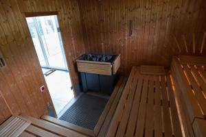 una vista interior de una sauna con un cubo de basura en BSW-Erlebnishotel Festenburg en Clausthal-Zellerfeld