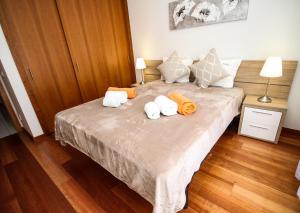 Ένα ή περισσότερα κρεβάτια σε δωμάτιο στο LUXURY APARTMENT - T2 vue sur piscine - PRAIA DA LUZ +16 φωτογραφίες