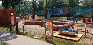 un parco giochi in un parco con un grande tubo di Apartament Kustronia z Garażem a Bielsko-Biała