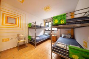 Postel nebo postele na pokoji v ubytování La Tortuga Hostel