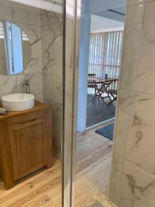 un baño con lavabo y espejo en Bungalows Les Charmilles, en La Saline-Les-Bains 10 fotos más