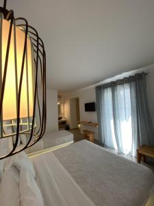 Posteľ alebo postele v izbe v ubytovaní Anna-Maria Mykonos Hotel