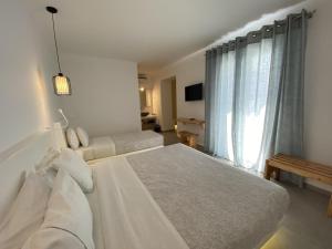 Posteľ alebo postele v izbe v ubytovaní Anna-Maria Mykonos Hotel