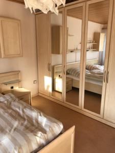 מיטה או מיטות בחדר ב-Ferienwohnung mit Terrasse bei Nürnberg