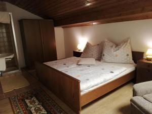 1 dormitorio con cama de madera y almohadas en Am Mondseeblick en Mondsee