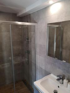 La salle de bains est pourvue d'une douche et d'un lavabo. dans l'établissement Samodzielne mieszkanie na parterze domu, à Gardna Wielka