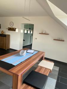 a dining room with a table and a chair at Grosszügig und komfortabel:Ferienwohnung im Bayerischen Wald! in Wiesenfelden