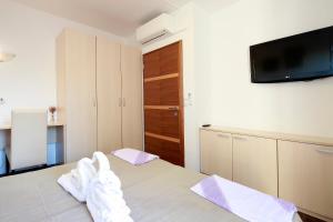 a bedroom with a bed and a dresser at Pension Riviera-Šilo in Šilo