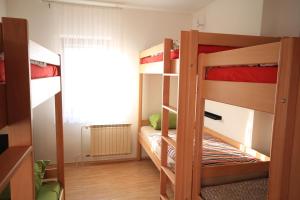 Lliteres en una habitació de Hostel Vrba