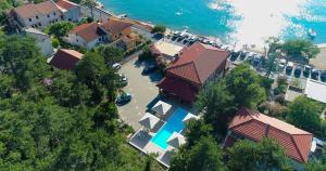 una vista aérea de una casa con piscina en Pension Riviera-Šilo en Šilo
