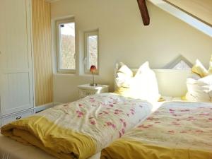 ein Schlafzimmer mit einem großen Bett mit Blumen darauf in der Unterkunft Haus Amelie in Bad Salzungen