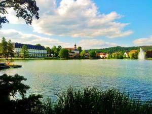 ein großer Wasserkörper mit einer Stadt im Hintergrund in der Unterkunft Haus Amelie in Bad Salzungen