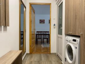 una cocina con lavadora y secadora en una casa en Home away - Chic and Cozy Apartment, en Constanţa