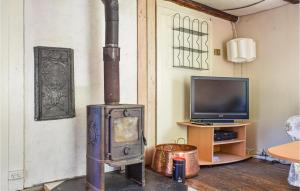 TV a/nebo společenská místnost v ubytování 3 Bedroom Cozy Home In Jämshög
