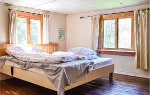 Postel nebo postele na pokoji v ubytování 3 Bedroom Cozy Home In Jämshög + 5 fotografií
