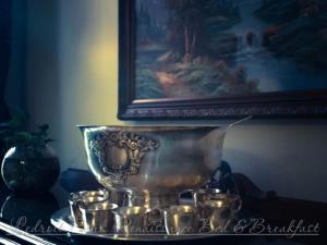 Miska na talerzu z filiżankami do herbaty w obiekcie Ledroit Park Renaissance Bed and Breakfast w Waszyngtonie