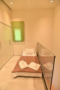 a room with a bed and a green screen at On Board Luxury Studios in Sarti