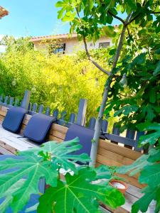 伊埃爾的住宿－Haut de villa entre mer et campagne，花园中一排蓝色椅子