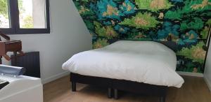 een klein bed in een kamer met een muur bij Gite du Panty in Saint-Tricat +19 foto's