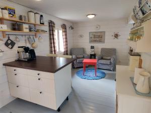 eine Küche mit einem roten Stuhl in einem Zimmer in der Unterkunft Villa Kesäranta in Jämsä