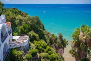 een uitzicht op het strand en de oceaan vanuit een gebouw bij Grand Hotel Le Rocce in Gaeta